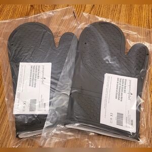 Pampered Chef Silicone oven mitt set